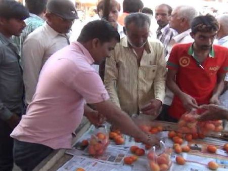  કોંગ્રેસે ટામેટાંના વધતા ભાવ સામે 50 રૂપિયે કિલો ટામેટા વેચી કર્યો વિરોધ 