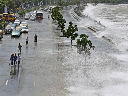 મુંબઇમાં ભારે વરસાદથી લોકોની મુશ્કેલી વધી 