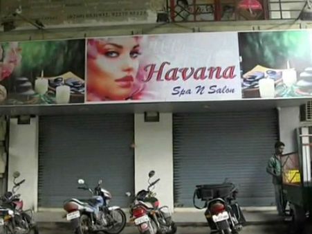 વાપીમાં સ્પાની આડમાં ચાલતું સેક્સ રેકેડ ઝડપાયું વાપીમાં સ્પાની આડમાં ચાલતું સેક્સ રેકેડ ઝડપાયું