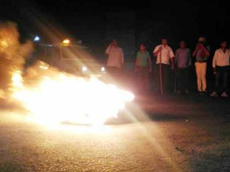 અમદાવાદ કડી હાઇવે ઉપર તોફાની ટોળાની આગચંપી અમદાવાદ કડી હાઇવે ઉપર તોફાની ટોળાની આગચંપી