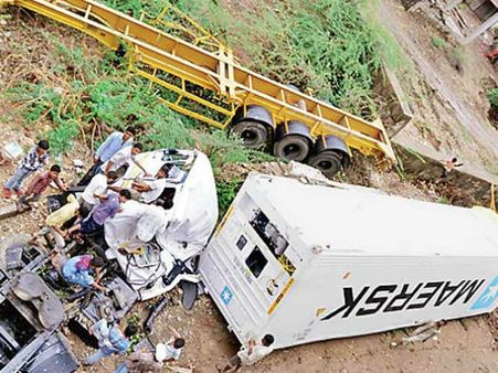 માંગરોળમાં કન્ટેનરે પલટી ખાતા ડ્રાઇવર ગંભીર રીતે ઇજાગ્રસ્ત માંગરોળમાં કન્ટેનરે પલટી ખાતા ડ્રાઇવર ગંભીર રીતે ઇજાગ્રસ્ત