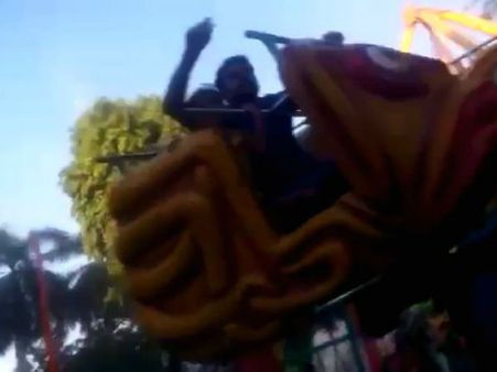 વડોદરમાં ઓક્ટોપસ રાઇડની ટ્રોલી તૂટી, મોટી હોનરત ટળી વડોદરમાં ઓક્ટોપસ રાઇડની ટ્રોલી તૂટી, મોટી હોનરત ટળી