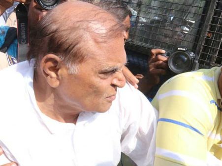 કુકર્મી જયેશને પડ્યા જાહેરમાં જૂતા