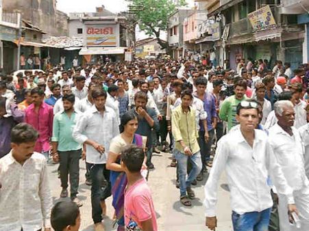 પગાર માંગ્યો તો માથાના વાળ મૂંડી નાખ્યા