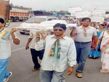 ચીખલીમાં કોંગ્રેસે મોંઘવારીના રાક્ષસની કાઢી સ્મશાન યાત્રા 