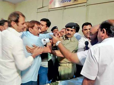 જૂનાગઢ મનપાના જનરલ બોર્ડમાં ભાજપ કોંગ્રેસના સભ્યો બાખડ્યા 