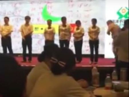 Video: ટાર્ગેટ પૂરો ના થયો તો સ્ટેજ પર બોલાવીને ડંડાથી ધુલાઈ..