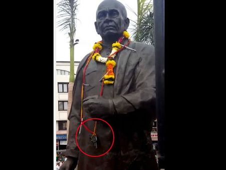 સરદાર પટેલની પ્રતિમાને નકલી બંદૂકનો હાર પહેરાવતા વિવાદ