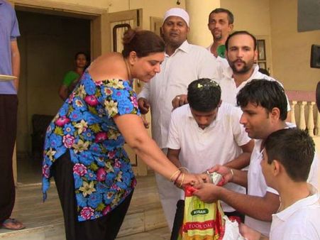 વરસાદને બોલવવા માટે આ પારસી યુવકો ફરે છે ઘરે ઘરે, જાણો કેમ?