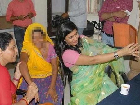 મહિલા આયોગ અઘ્યક્ષએ રેપ પીડિતા સાથે ખેંચાવી સેલ્ફી....