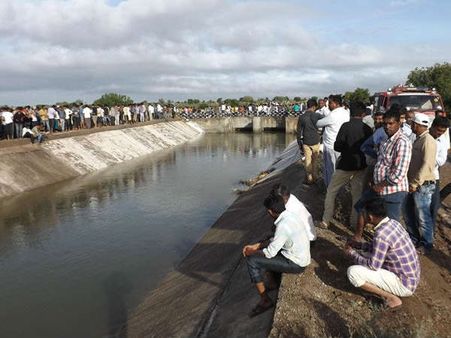 બોટાદમાં માતા પિતા રાહ જોતા રહ્યા અને બાળકો ડૂબી ગયા બોટાદમાં માતા પિતા રાહ જોતા રહ્યા અને બાળકો ડૂબી ગયા