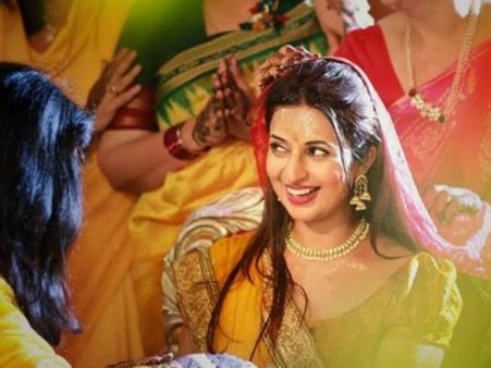 દિવ્યાંકાની હલ્દી સેરેમની ના ફોટો 