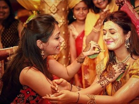 દિવ્યાંકાની હલ્દી સેરેમની ના ફોટો 