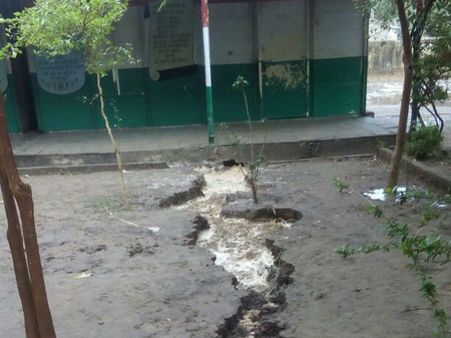 દહેગામમાં વીજળી પડતા પ્રાથમિક શાળામાં તિરાડ દહેગામમાં વીજળી પડતા પ્રાથમિક શાળામાં તિરાડ