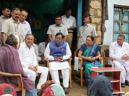 આનંદીબેન મળ્યા દલિતોને