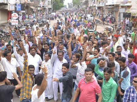 સુરેન્દ્રનગરમાં દલિતોએ પરાણે દુકાનો બંધ કરાવતા ઘર્ષણ, બે ઇજાગ્રસ્ત 