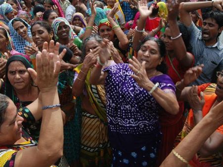  પીએમના નગરમાં વિરોધ પ્રદર્શન કરીને દલિત મહિલાઓએ છાજિયા લીધા 