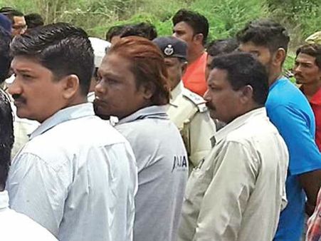 રાજપીપળામાં ગાયના મોત બાદ દલિતવાસ પાસે દાટવા જતા વિવાદ 