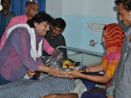 નરેશ કનોડિયાને રાજકોટમાં પીડિત પરિવારની લીધી મુલાકાત