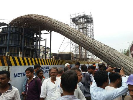 અમદાવાદમાં મેટ્રોનો પીલર ધરાશાયી થતા બાંધકામની પોલ ખુલી