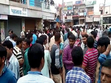 મોરબીના હળવદમાં 20 દુકાનોના તાળા તૂટતા પોલીસની દોડધામ મોરબીના હળવદમાં 20 દુકાનોના તાળા તૂટતા પોલીસની દોડધામ