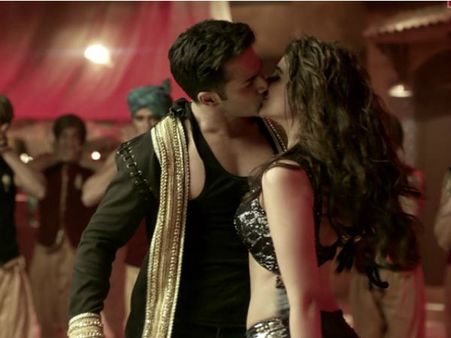 વરુણ અને પરિણીતીએ અચાનક કરી કિસ, સેટ પર બધા જ હેરાન...