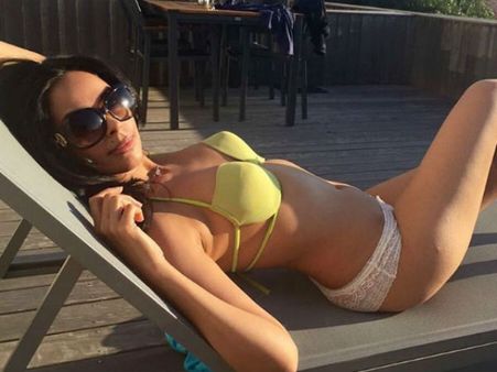 જુઓ મલ્લિકા શેરાવતની ફ્રાન્સ હોલીડે ની હોટ તસવીરો...