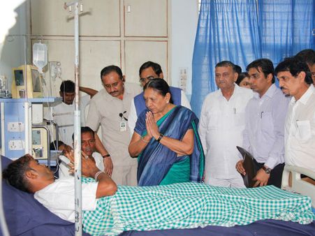 ઉના દલિત કેસ: આનંદીબેનની હાજરીમાં સર્જાયા આવા કરુણ દ્રશ્યો