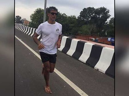 ખુલ્લા પગે મિલિંદ સોમન દોડી રહ્યો છે અમદવાદના રસ્તા પર! ખુલ્લા પગે મિલિંદ સોમન દોડી રહ્યો છે અમદવાદના રસ્તા પર!