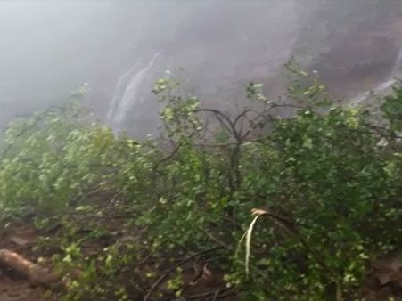 દક્ષિણ ગુજરાતમાં ભારે વરસાદ સાપુતારામાં ભેખડો ધસી