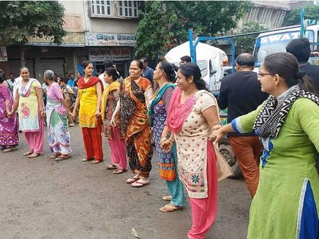 ધોરાજીમાં મહિલાઓએ કર્યો ચક્કાજામ, રોડના ખાડા બન્યા કારણ ધોરાજીમાં મહિલાઓએ કર્યો ચક્કાજામ, રોડના ખાડા બન્યા કારણ