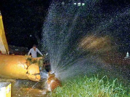 દાહોદમાં પાણીની લાઇનમાં ભંગાણને પગલે વીજળી ગુલ