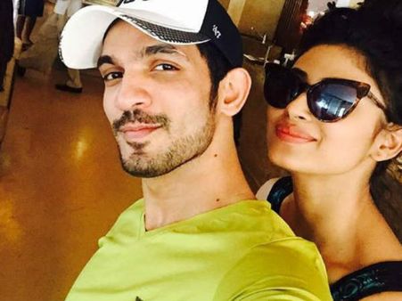 અર્જુન અને મોની અર્જુન અને મોની