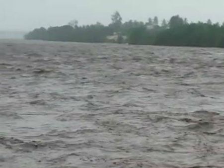 વલસાડની ઓરંગા નદી બેકાંઠે, નીચાણવાળા વિસ્તારોને કર્યા એલર્ટ