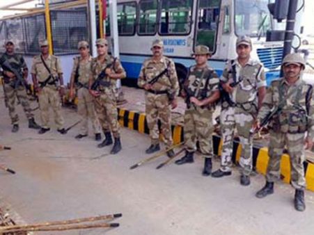 દિલ્હીની બોર્ડર પર સુરક્ષા વધારી દેવાઇ દિલ્હીની બોર્ડર પર સુરક્ષા વધારી દેવાઇ