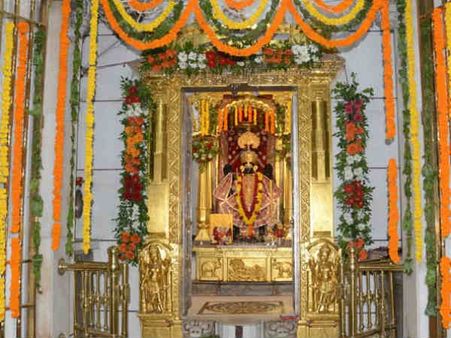 શામળાજી ખાતે કાળિયા ઠાકરના મંદિરને ફૂલોના શણગાર શામળાજી ખાતે કાળિયા ઠાકરના મંદિરને ફૂલોના શણગાર