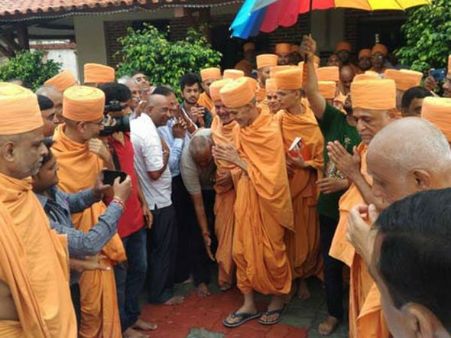 મોટી સંખ્યામાં હરિભક્તો કર્યા મહંત સ્વામીના દર્શન 