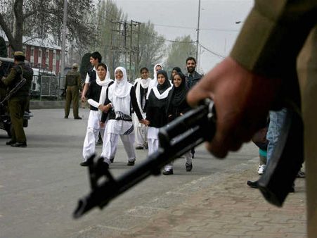 કાશ્મીરઃ 52 દિવસે કર્ફ્યૂ હટાવાયો