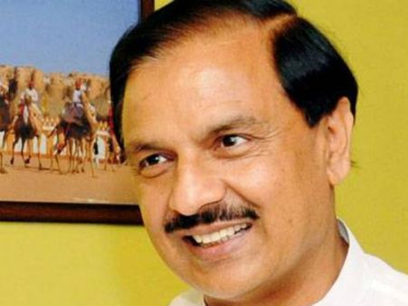 વિદેશી ટૂરિસ્ટને સ્કર્ટ ના પહેરવાની મંત્રીની સલાહ