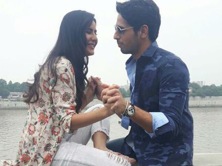 સિદ્ધાર્થ મલ્હોત્રા અને કેટરીના કૈફની રિવરફ્રન્ટ પાસેની ક્યૂટ તસવીરો