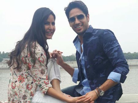 સિદ્ધાર્થ મલ્હોત્રા અને કેટરીના કૈફની રિવરફ્રન્ટ પાસેની ક્યૂટ તસવીરો