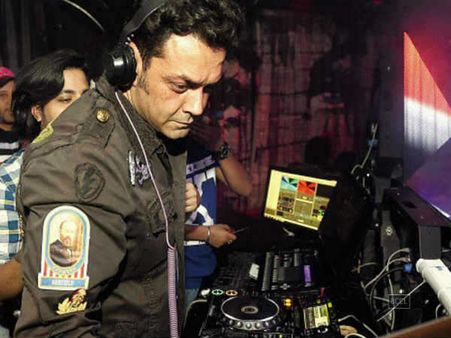 #DJ બોબી દેઓલએ પોતાના જ ગીતો વગાડ્યા તો લોકોએ પૈસા પાછા માંગ્યા