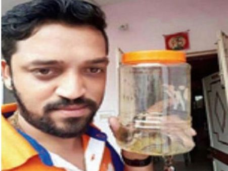 ગુજ્જુ વેપારીને કોબરા સાથે સેલ્ફી લેવી પડી ભારે, 25000નો દંડ