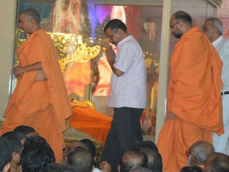 કેજરીવાલે કર્યા અક્ષરવાસી પ્રમુખસ્વામીના દર્શન...