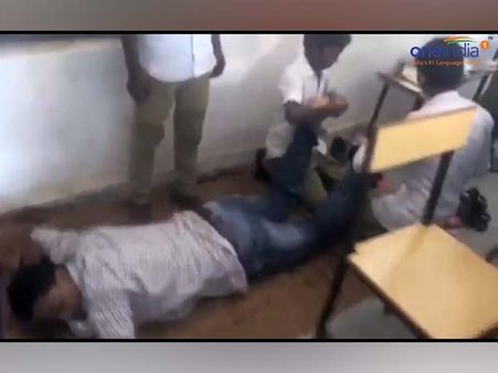 શિક્ષકે બાળકો પાસે સ્કુલમાં કરાવી મસાજ, વીડિયો વાઇરલ...