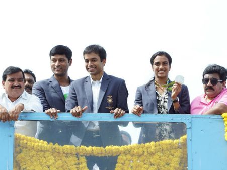 રિયોથી ભારત આવી પીવી સિંધુ, એરપોર્ટ પર થયું જોરદાર સ્વાગત...