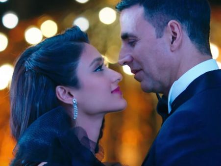 Review: રુસ્તમ, સફેદ યુનિફોર્મમાં બેદાગ ચમકે છે અક્ષય કુમાર...