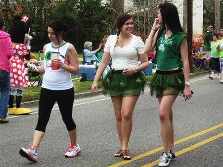 મંદિરમાં છોકરીઓને જીન્સ અને સ્કર્ટ પહેરીને આવવા પર પાબંદી