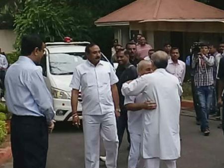 આનંદીબેન વગર જ વિજય રૂપાણી મળ્યા રાજ્યપાલને