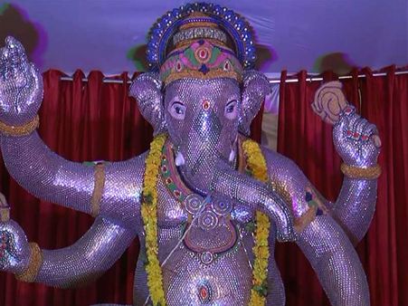 રાજપીપળામાં બટનથી બનાવવામાં આવ્યા સિદ્ધિ વિનાયક